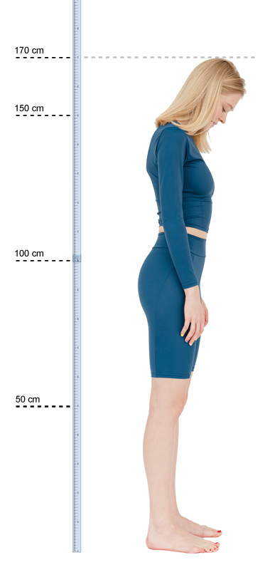 Messen der Körperhöhe mit einem Maßband, Zollstock oder einem langen Lineal (in Zentimetern)