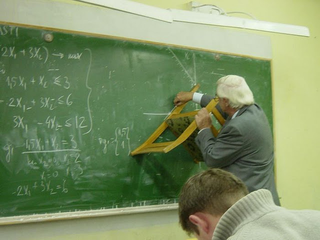 Stuhl an Tafel (Mathe-Unterricht)
